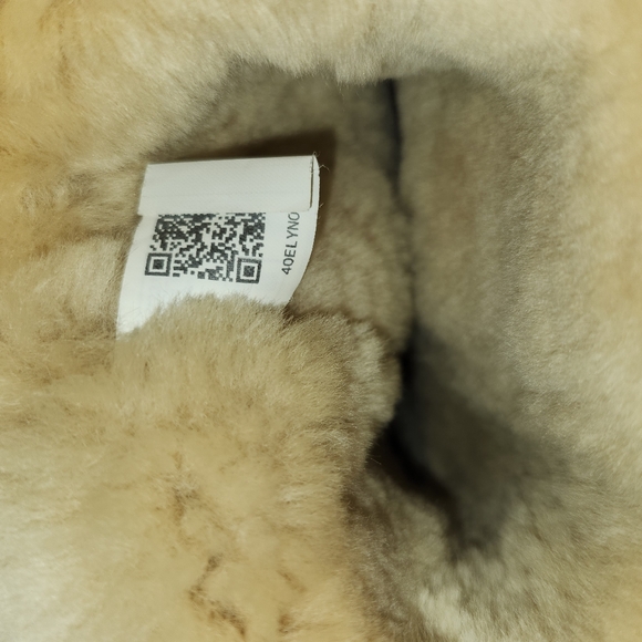 Genuine UGG Boots - Picture 6 of 9